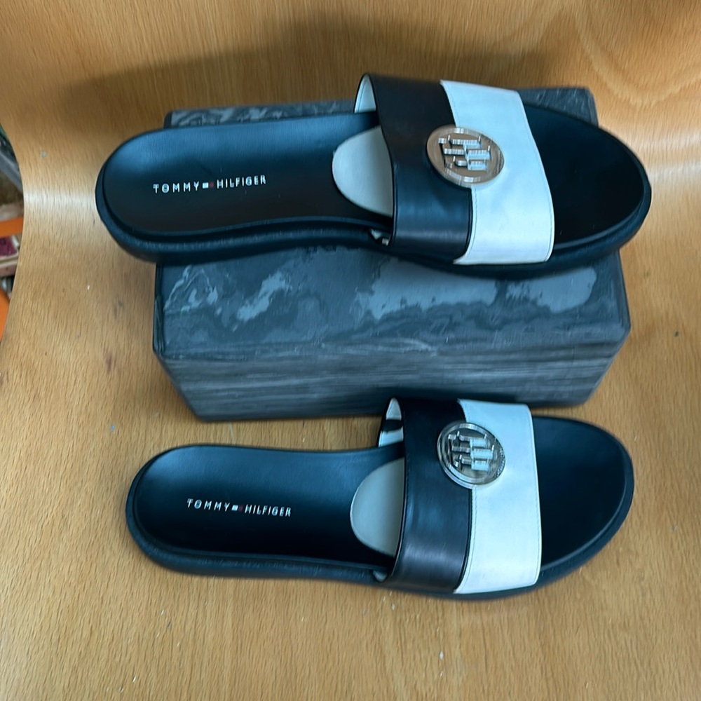 ☀️Like new Tommy Hilfiger Sandal
